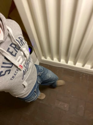 Superdry Hoodie - Superdry Hoodie, grå och inga defekter alls, som ny!! Den är S men passar för dem som har M också. Om du undrar något är det bara att skriva🙌😁