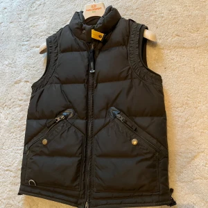 Parajumpers Kobuk - Parajumpers Kobuk.  Färg: olivgrön,  skick: 7/10,   Storlek: S nypris var runt 5500kr