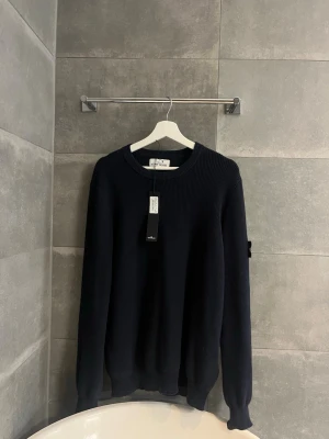 Mörkblå stickad tröja Stone Island - Hola 👋• säljer denna riktig snygga stone Island tröjan som är stickad• skick 9,5/10 använd några gånger men i topp skick och man får med stone Island lappen• Pris 1450kr• Storlek M• Skriv i pm för fler frågor och bilder• Caio 👋