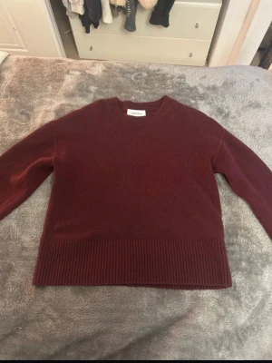 Other stories  - Mörkröd superfin stickad tröja från other stories. Storlek Xs, men passar S också. Mycket fint skick, inga defekter mm 💕
