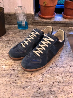 Maison Margiela Gats - Säljer min riktigt feta gats. Köpta utan låda, men har äkthetsverfeiring av orginal köpare. Väldigt bra skick(se bilder). Vid ytterligare frågor är de bara att skriva. Kan gå ner i pris om de är snabb affär!