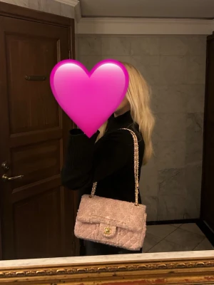 Rosa axelremsväska  - Supersnygg rosa axelväska med guldiga detaljer och kedjerem. Väskan är i nyskick bortsett från att lite av guldet släppt från CC-märket. Kan skicka mer bilder vid förfrågan 🩷