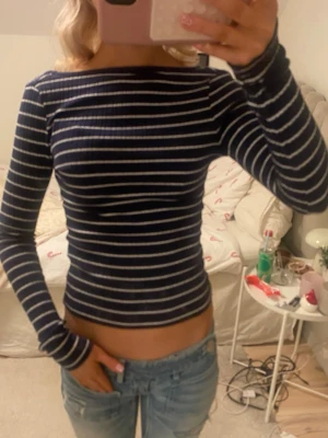 Randig tröja öppen rygg - Säljer en söt blå och vit randig tröja med öppen rygg, supersöt 