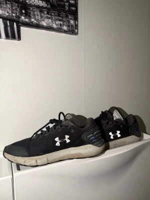 Svarta Under Armour sneakers - Säljer ett par svarta Under Armour sneakers de är smutsiga inget fel på de!! Priset kan alltid diskuteras 