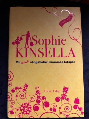 En mini-shopaholic i mammas fotspår - Följ med på ett humoristiskt och kaotiskt äventyr där Becky Bloomwood och hennes dotter Minnie tar shopping till en ny nivå! Perfekt för dig som gillar roliga och lättsamma berättelser om familj, relationer och oväntade överraskningar.