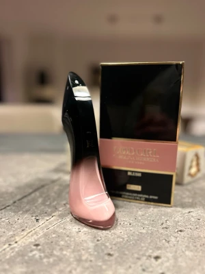 Carolina Herrera parfym - Jag säljer min Carolina Herrera good girl, blush, elixir parfym eftersom jag aldrig använt den. Jag har bara sprayat runt 3 sprut, så den är helt full. Det är 80ml och kartongen till den är tyvärr borta nu.