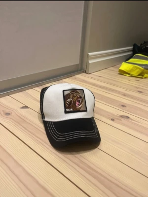 Ingen väst på bilderna - Bilderna visar en keps med björnpatch, i fint skick aldrig använd köpt men jag passar inte i keps 