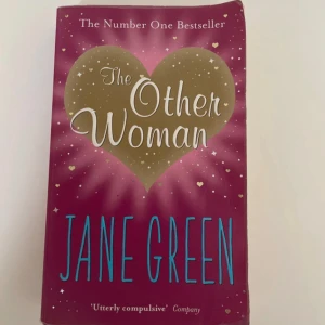 The Other Woman - En modern och underhållande roman om relationer, familj och kärlek. Perfekt för dig som gillar drama, humor och starka karaktärer. Boken är lättläst och fängslande, med inslag av både skratt och tårar. Passar dig som vill ha en riktigt bra bladvändare!