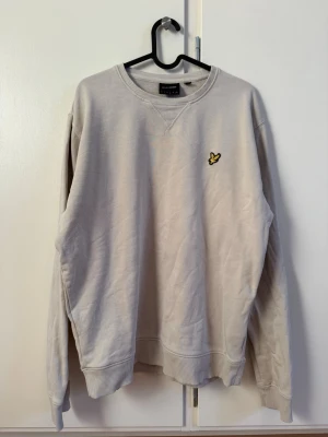 Lyle & Scott sweatshirt - Säljer en beige sweatshirt från Lyle & Scott
