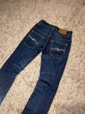 Nudie jeans thinn finn slim fit herr  - Nudie jeans modell thinn finn. Slim fit med en riktigt fet fade och snygga honecombs. Mycket bra skick, inga märkvärdiga defekter. Storlek w29 L32 mer som  w27/8 L30. Postas samma dag slm köp eller dagen därpå🙌💯