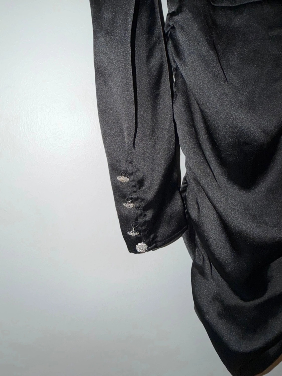 Svart satin klänning med puffärm - 5