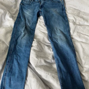 Replay Anbass Jeans från Volt - Spillrans nya Replay Anbass Jeans från Volt som jag nu säljer för att jag inte gillar just denna klädstilen. Nypris: 1199 kr 