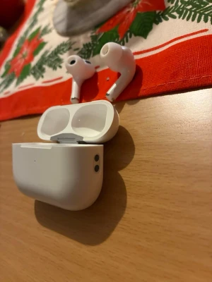 AirPods Pro 2  - AirPods i bra skick, ny pris 2799kr från Elgiganten.