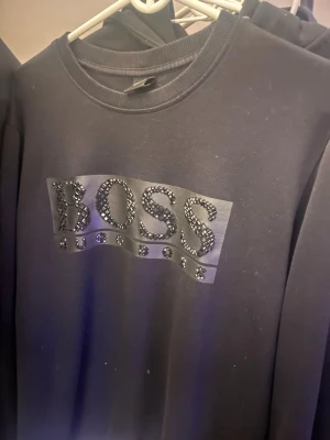 Svart tröja från Hugo boss - Svart långärmad tröja från Hugoss, mycket bra skick och bekväm