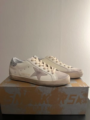 Golden Goose  - Säljer dessa snygga golden Goose skor med glitter. Storlek 38. Skorna är i jättebra skick inga deffekter. Jag är öppen för prisförslag. Kan gå ner o pris vid snabb affär!