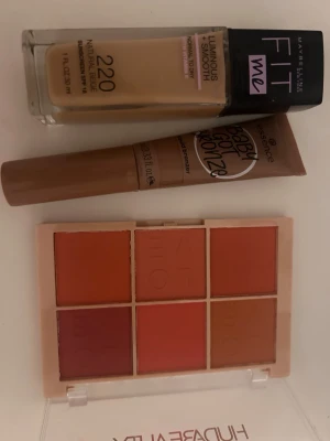 Sminkpaket med foundation, bronzer och rouge - Säljer ett sminkpaket med Maybelline Fit Me foundation i nyansen 220 Natural Beige, Essence Baby Got Bronze flytande bronzer och Huda Beauty Sweet Cheeks Blush Palette med sex olika nyanser i varma toner. Perfekt för dig som gillar en fräsch och glowig look.