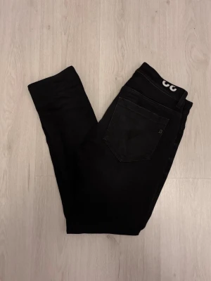 Dondup George - Ett par riktigt snygga svarta Dondup jeans i modellen ”George”.  Väldigt fint skick, bara använda ett fåtal gånger och inga defekter finns. Nypris ligger runt 3000kr. Original lapp medföljer.