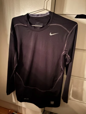 Svart nike compression shirt  - Denna tröja är rätt ny men använd. Den är i storlek L men den är liten i storlek.
