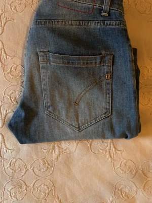 Blå Dondup Mius jeans - Ljusblå/beiga Dondup jeans i slim fit, passar bra till nästan allt och är i mycket bra skick