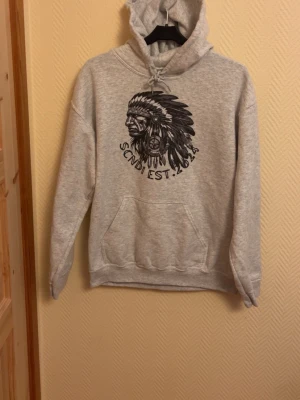 Scndi Hoodie - En väldigt snygg Scndi Hoodie! Har bara testat den en gång annars helt oanvänd. Storlek M skulle säga att den kan passa en Storlek L. 🙌.         Skickar inom 24 H 🚚