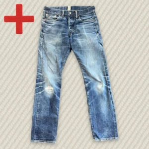 RRL Selvedge  slim fit jeans 30/32 - Ett par riktigt feta RRL Selvedge jeans. Storlek: 30/32 (se mått nedan). Tyg från Japan och tillverkade i USA. Extremt sällsynta och har varit ägda av en RRL designer! Lagda vid knäna. Skriv om du har frågor!  Mått: Storlek på tag – 30/32, Midja – 40 cm, Lår – 28 cm, Innersöm – 81 cm, Längd – 100 cm, Benöppning – 18 cm
