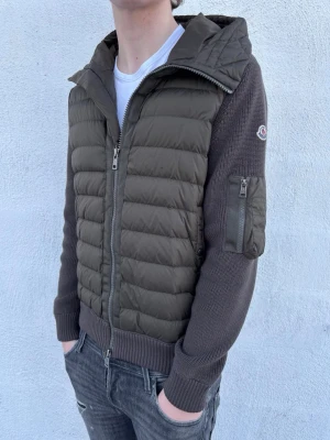 Moncler cardigan - Säljer denna tvärfeta cardigan från Moncler! Skick 8/10 - lite slitna vid muddarna, annars väldigt bra skick. Nypris 12 500kr, mitt pris 4199kr. Denna modell är mycket exklusiv och eftertraktad, därav priset. Storlek L - passar M/L (modellen är 186 cm).