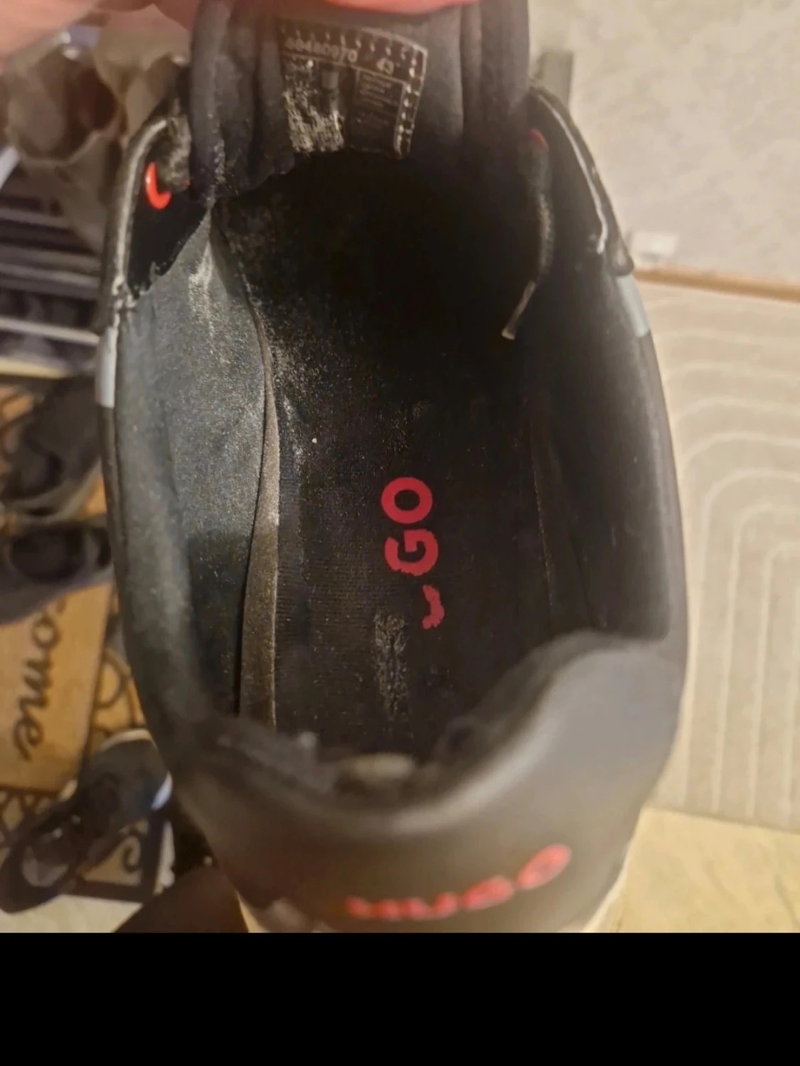 Svarta sneakers från Hugo med röd logga - 2