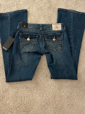 True religion jeans - Dessa sjukt snygga true religion jeans är helt oanvänd, har prislappen kvar och inga defekter, i storlek 24. Dessa är i model Joey och är väldigt Lågmidjade! 
