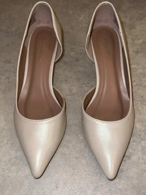 Klackar - Snyggaste klackarna från Anna field. De är vit glittriga🤍I storlek 36 men skulle säga 36,5 med ca 6cm klack. Endast använda 2 ggr.🩷