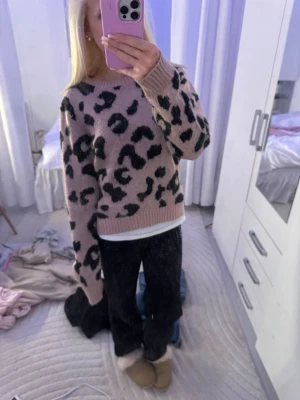 Leopardmönstrad stickad tröja KappAhl stolek 170 - Säljer en beige stickad tröja från KappAhl med svart leopardmönster. 