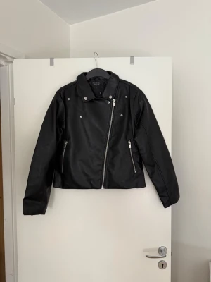 Skinnjacka  - Storlek L. Aldrig använd. 