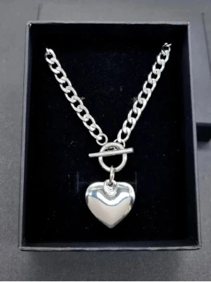 Handgjort halsband  - Material-rostfritt stål.  