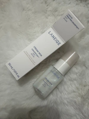 Laneige Cream Skin Face Mist 30ml - Laneige Cream Skin Face Mist med Cera-Peptide i en genomskinlig glasflaska med vit spraykork. Innehåller 30 ml och ger fukt och näring till huden. Perfekt att ha med i väskan för en fräsch känsla under dagen.