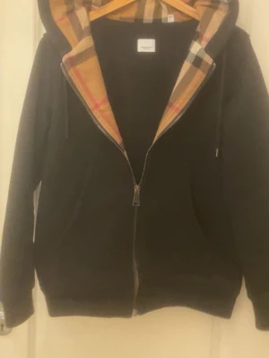 Svart burberry hoodie  - Svart Burberry hoodie storlek S kom pm vid instresse samt fler bilder