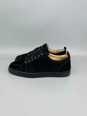 Christian Louboutin Rantulow Sneaker Svart  - • The shoes have been gently used and are in very good condition  • Size: 40.5 (fits 41–41.5)  • Color: Black  • Retail price: 9500 SEK / 795€  • No accessories