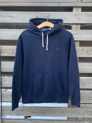 Marinblå Ralph Lauren Hoodie  - Riktigt fet marinblå Ralph Lauren Hoodie. Fint skick. Storlek M, kan även passa en större S. Hör gärna av er vid funderingar om tex mått eller annat🙌 Perfekt för vinterkylan☃️