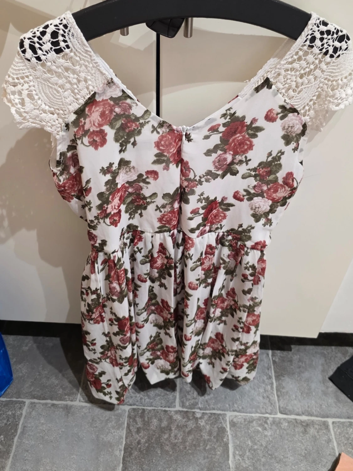 Blommig kortklänning från Club L - 3