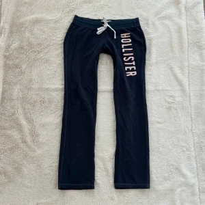 Hollister lågmidjade byxor  - Ett par byxor från Hollister i storlek S. Finns 1 litet hål längst ner på byxan men syns inte när man använder dom. Jag fraktar inom 24h. Se liknande plagg i min profil! 