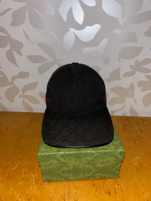 G keps svart  - ● Den är lite använd men det syns inte. Lådan är inkluderad 👍  ● Storlek: No Size.   ● Fraktar inom 24h, så att du får paketet så fort som möjligt! 📦 Vid frågor eller intresse, dm. 😁