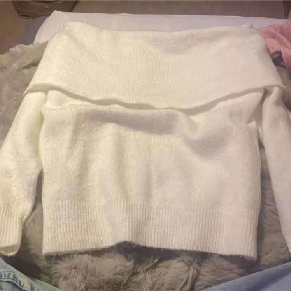 Vit offshoulder stickad tröja