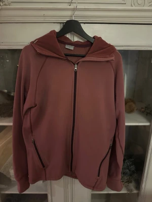 Houdini fliströja  - Säljer en gammelrosa flistrlja från Houdini. Passar perfekt nu inför våren, väldigt skön och stilren. 