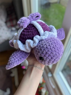 Virkad lila rosett-sköldpadda - 🤍Gosig rosett eller presentsköldpadda i lila och vitt.💜  !Dessa innehåller säkerhetsögon som inte rekommenderas för barn under 3 år!