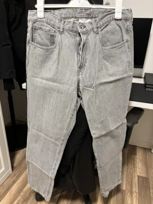 Grå Vailent jeans - Säljer ett par grå jeans från Vailent i storlek XL. Endast använda 1-2 ggr, används ej därav till salu! Pm vid fler frågor?