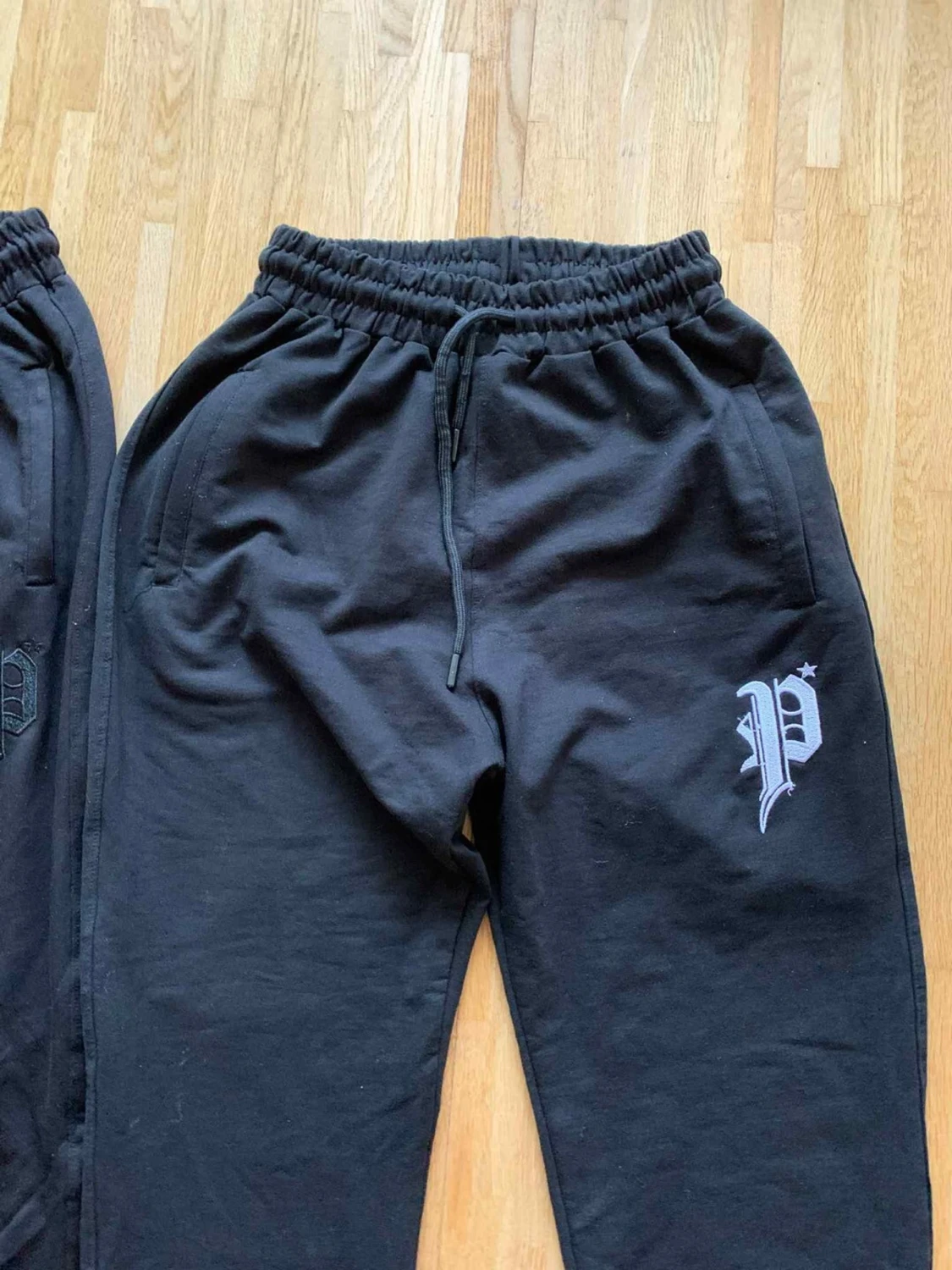 Svarta mjukisbyxor med tryck - 1