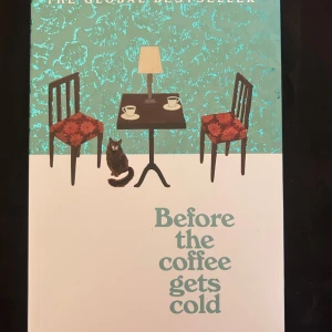 Before the coffee gets cold - En roman med ett unikt omslag i turkos och vitt, med illustration av två stolar, ett bord med kaffekoppar och en katt. Boken är på engelska och handlar om tidsresor kopplade till en speciell kopp kaffe.