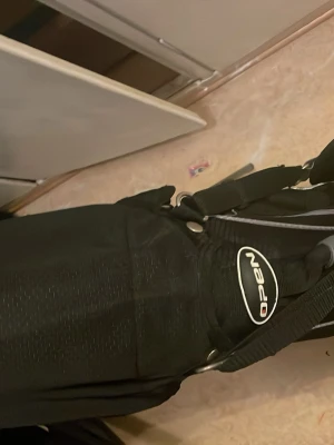 Svart dunväst från Open - Pris: 1 200 kr för ALLT  Beskrivning: Säljer ett komplett golfpaket som innehåller golfklubbor + golfväska. Perfekt för nybörjare eller någon som vill ha ett helt set till ett bra pris utan att behöva köpa allt separat.  Det som ingår: ⛳ Flera golfklubbor från olika märken, bl.a.: 	•	Wilson Fat Shaft järn 	•	Oryx Princess järn 	•	ELY järn 	•	+ 3 extra klubbor  👜 Golfväska från Open (stadig och rymlig)  Klubborna är begagnade och har normalt slitage efter användning (repor förekommer).