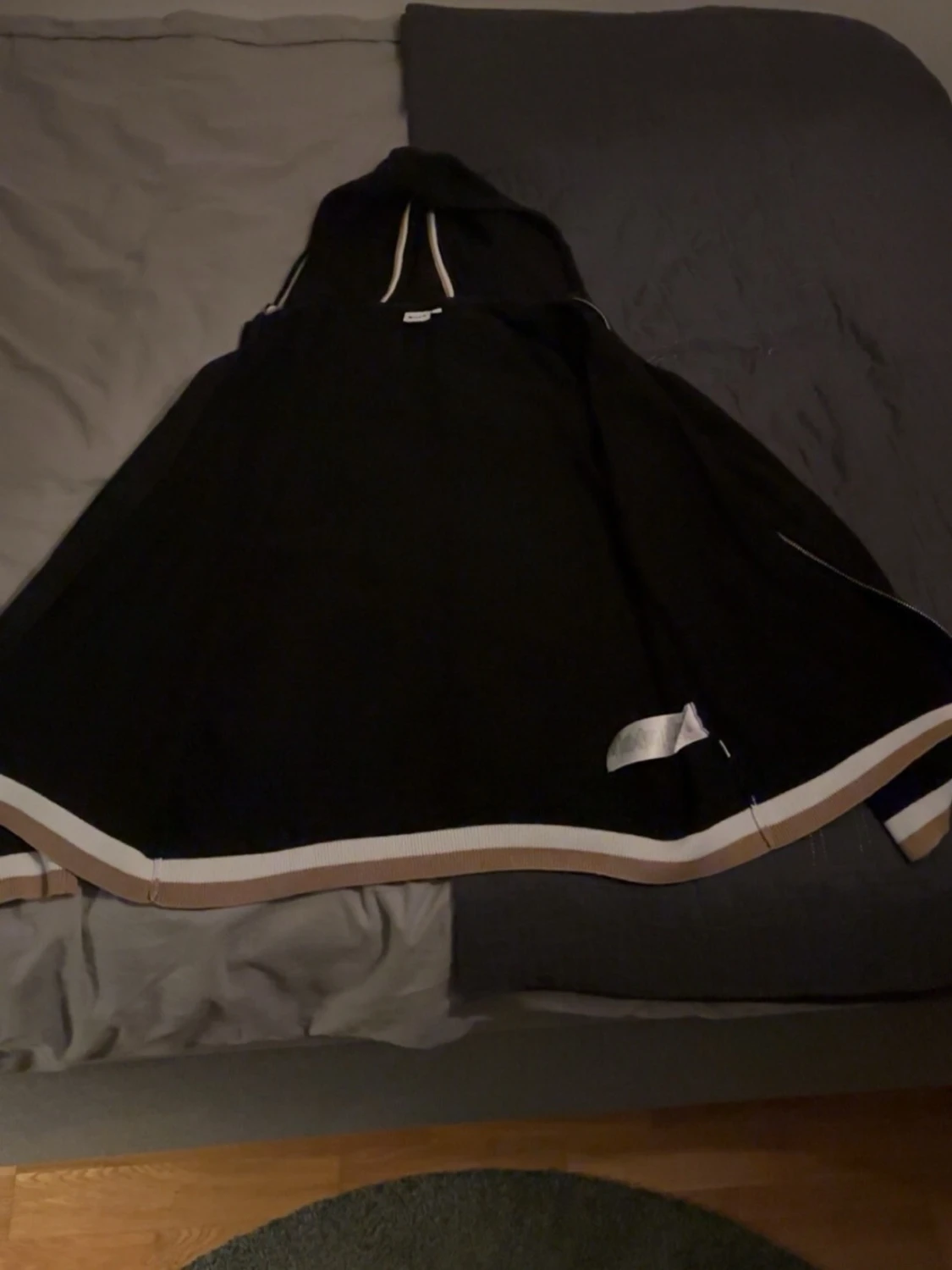 Svart hoodie från BOSS med dragkedja, Läs beskrivningen! - 1