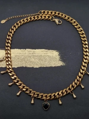 Handgjort halsband inspirerat av Maria Nilsdotter  - Högkvalitativ rostfritt stål 316 belagt med guld. Kedjetjocklek-8mm .Liknande Maria Nilsdotters smycke. 