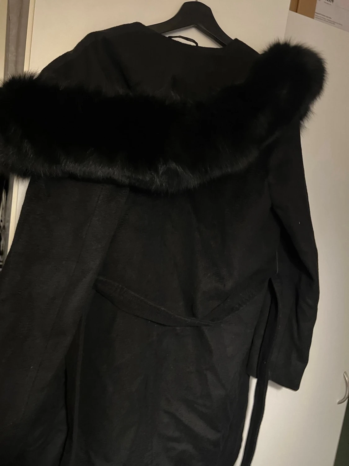 Svart kappa med päls och bälte - 2