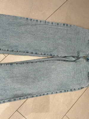 Raka, ljusblå jeans Gina tricot - Snygga ljusblå jeans från Gina tricot, uppsydda nertill men går att sprätta till fulla längden. Aningen långa på mig som 158. Nypris 400 kr. Upplevde att den satt som storlek 38